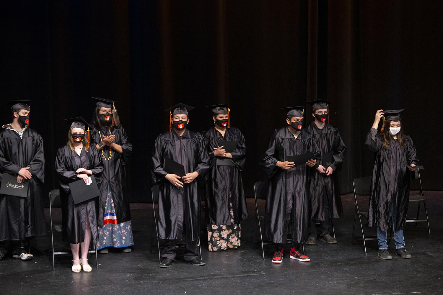 高中毕业的学生们站在舞台上