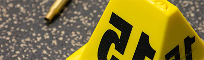 街道上黄色标记的号码，用于调查